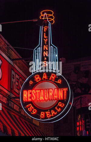 Beale Street è uno dei più visitati strade di Memphis, Tennessee. Famoso per essere il centro per la musica e i ricordi di leggende della musica e della storia. Foto Stock