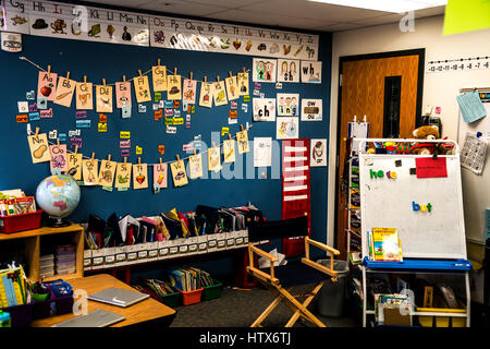 Kindergarten classroom mostra sussidi didattici e schede di alfabeto Foto Stock