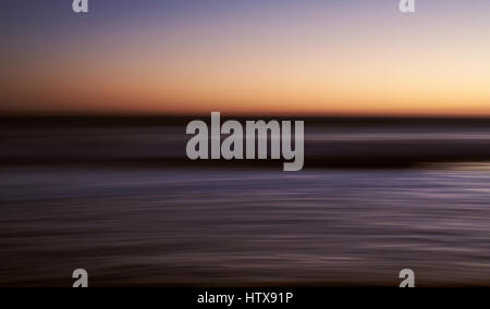 Abstract le linee morbide e colori del tramonto. Defocues e sfocata sullo sfondo del mare Foto Stock