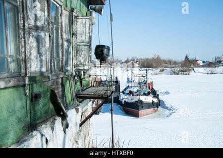 Il vecchio riverboat è congelato sul ghiaccio Foto Stock