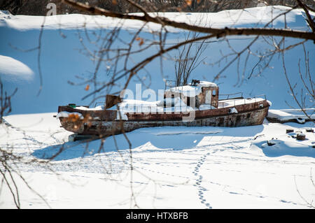 Il vecchio riverboat è congelato sul ghiaccio Foto Stock