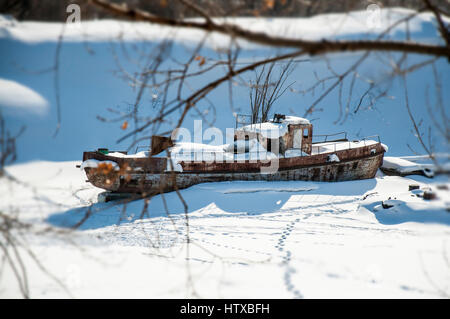 Il vecchio riverboat è congelato sul ghiaccio Foto Stock