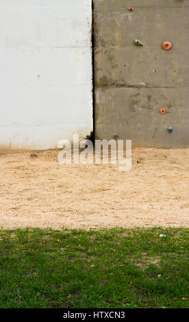 Un esterno di parete di arrampicata consente uno spazio per le persone a provare la loro mano allo sport in una cura di via libera Foto Stock