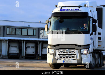 SALO, Finlandia - 12 Marzo 2017: Bianco Renault Trucks T semi rimorchio regfrigerated esce dal magazzino in cantiere la sera per fornire un carico, le banchine di carico Foto Stock
