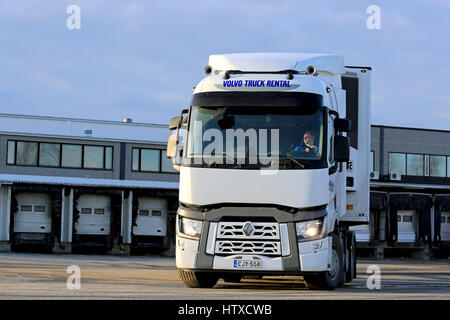 SALO, Finlandia - 12 Marzo 2017: Bianco Renault Trucks T semi rimorchio regfrigerated esce dal magazzino in cantiere la sera per fornire un carico, le banchine di carico Foto Stock