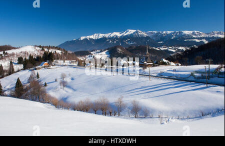 Montagne di Bucegi nei Carpazi romeni e Drumul Carului chiesa in legno. La Romania, scena invernale Foto Stock