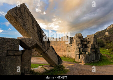 Il famoso Arcadian Gate nel sito archeologico dell'antica Messene nel Peloponneso, Grecia Foto Stock