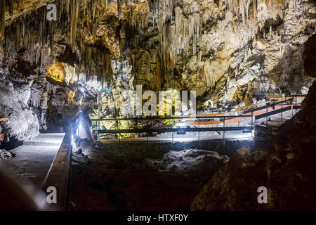 Interno della grotta naturale in Andalusia, Spagna -- all'interno della Cuevas de Nerja sono una varietà di geologico formazioni grotta Foto Stock