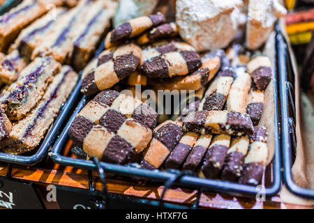Biscotti a scacchiera macro closeup nel panificio Foto Stock