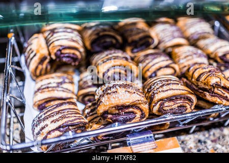 Rotolo di cioccolato pasticceria closeup macro Foto Stock