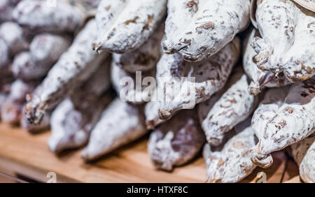 Macro closeup di salame bianco salsicce sul display Foto Stock