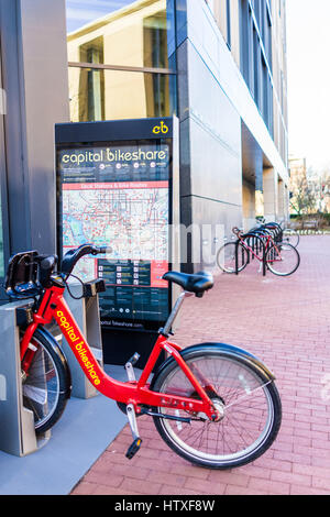 Washington DC, Stati Uniti d'America - 4 Marzo 2017: capitale bikeshare segno rosso con biciclette Foto Stock