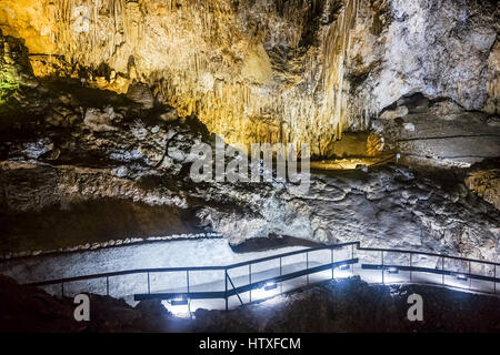 Interno della grotta naturale in Andalusia, Spagna -- all'interno della Cuevas de Nerja sono una varietà di geologico formazioni grotta Foto Stock