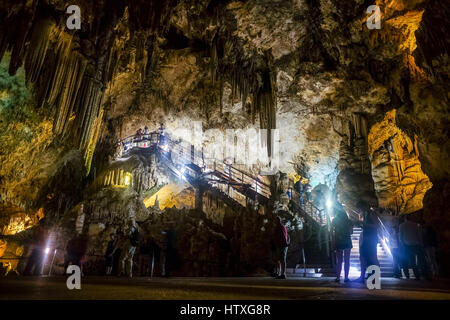 Interno della grotta naturale in Andalusia, Spagna -- all'interno della Cuevas de Nerja sono una varietà di geologico formazioni grotta Foto Stock