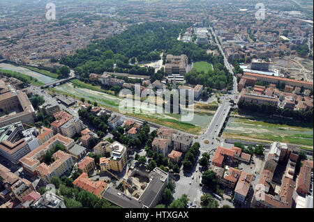 Vista aerea di Parma con Piazza del Duomo, la cattedrale e il Battistero; Pilotta, Taro, Tardini - Regione Emilia Romagna, Italia Foto Stock