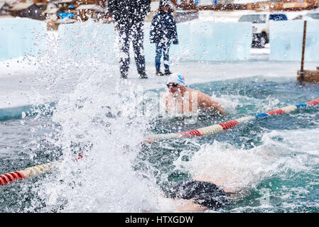 SAHYURTA ,Regione di Irkutsk, Russia - marzo 11.2017: Coppa di Baikal. Piscina invernale. Butterfly 25 metri. Gli uomini Foto Stock