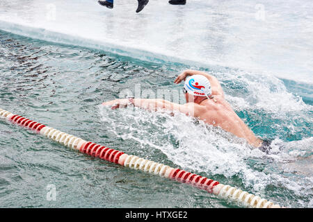 SAHYURTA ,Regione di Irkutsk, Russia - marzo 11.2017: Coppa di Baikal. Piscina invernale. Butterfly 25 metri. Gli uomini Foto Stock