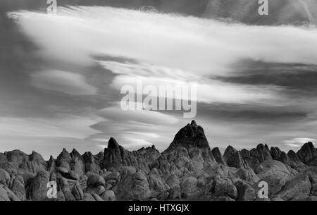 Nuvole lenticolari su pinnacoli di granito, Alabama Hills, Sierra Nevada, in California Foto Stock