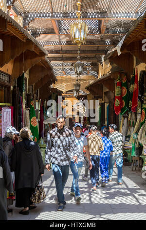 Fes, Marocco. Scena di strada in Fes El-Bali (Città Vecchia). Foto Stock