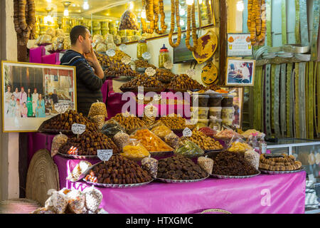 Fes, Marocco. Fornitore di date, frutta a guscio e la frutta secca nella città vecchia. Foto Stock
