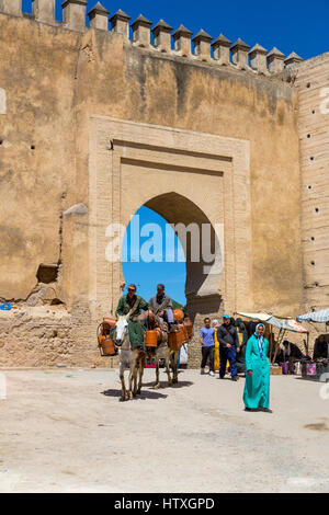 Fes, Marocco. Persone che entrano Fes Medina El-Bali attraverso il Bab Mahrouk. Foto Stock