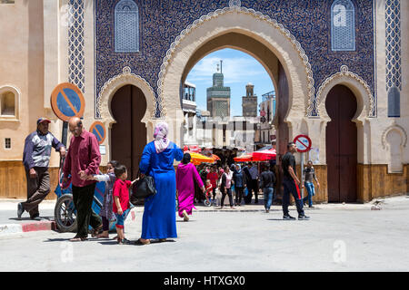 Fes, Marocco. Bab Boujeloud, ingresso a Fes El-Bali, la vecchia città. Il minareto della Bou Inania medersa è in background, sulla sinistra. Foto Stock