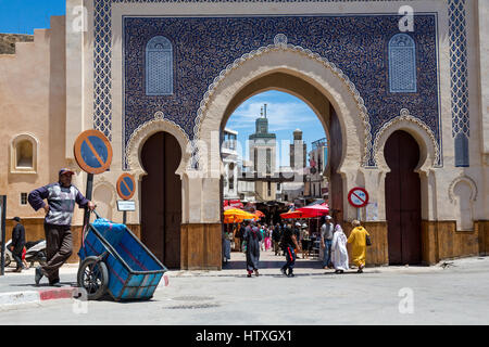 Fes, Marocco. Bab Boujeloud, ingresso a Fes El-Bali, la vecchia città. Il minareto della Bou Inania medersa è in background, sulla sinistra. Foto Stock