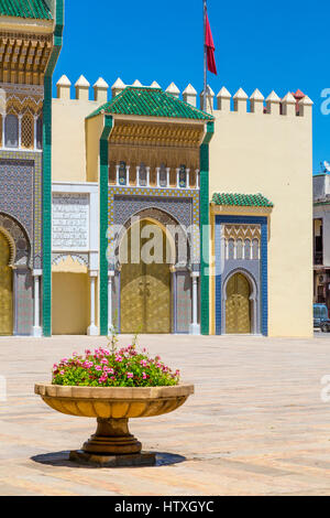 Fes, Marocco. Gateway per il Dar El Makhsen, palazzo del re, Fes el Jedid. Foto Stock