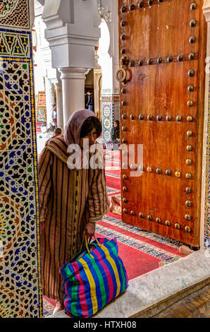 La donna esce la moschea di Kairaouine, Fes, Marocco. Foto Stock