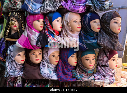 Fes, Marocco. Mannequins visualizzazione sciarpe in un negozio di Medina. Foto Stock