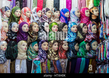 Fes, Marocco. Mannequins visualizzazione sciarpe in un negozio di Medina. Foto Stock