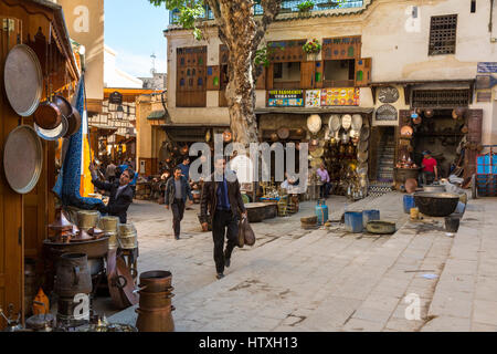 Fes, Marocco. Piazza Seffarine (Luogo Seffarine), la Piazza dei metalmeccanici. Foto Stock