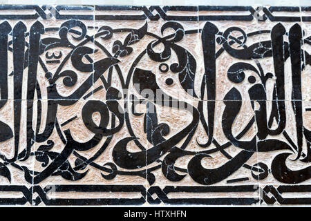 Fes, Marocco. Medersa Attarine, 14th. Secolo. La calligrafia Araba in piastrelle. Foto Stock