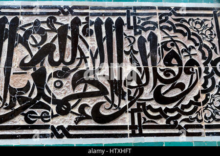 Fes, Marocco. Medersa Attarine, 14th. Secolo. La calligrafia Araba in piastrelle. Foto Stock