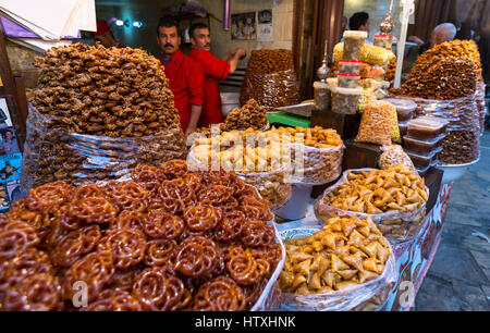 Fes, Marocco. La pasticceria in vendita nella Medina di Fes El-Bali. Chebekia inferiore sinistra. Foto Stock