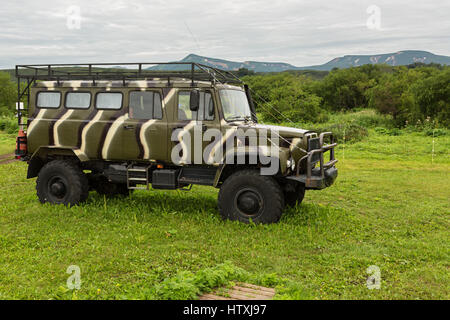 Off-road auto sulla sorgente del fiume Ozernaya Kurile sul lago. A sud la Kamchatka Nature Park. Foto Stock