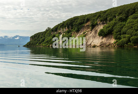 Bellissima costa del lago di Kurile si riflette nell'acqua. Foto Stock