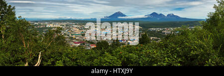 Panorama estivo di Petropavlovsk-Kamchatsky su sfondo gruppo Avachinskaya Vulcano. Vista da Mishennaya colline. Foto Stock