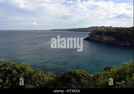 Costiera orientale in vista Gordon Bay. Coogee e Maroubra beach in un giorno nuvoloso in estate. Foto Stock