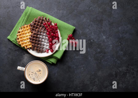 Caffè e cialde con frutti di bosco. Vista da sopra con copia spazio per il testo Foto Stock