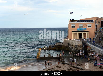 Sydney, Australia - 5 Febbraio, 2017. Coogee Surf Life saving Club e piscina con vista oceano nel periodo estivo. Persone, rilassante piscina e bagno di sole Foto Stock