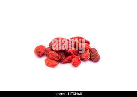 Essiccati goji bacche frutta isolato su sfondo bianco Foto Stock