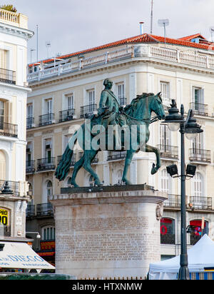 Statua di bronzo di re Carlos III, la Puerta del Sol di Madrid, Spagna Foto Stock