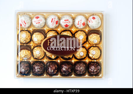 Hai, Ucraina -14 Marzo 2017: Ferrero Rocher Collezione premium dolci al cioccolato scatola di plastica, prodotta dal cioccolatiere italiano Ferrero. Foto Stock