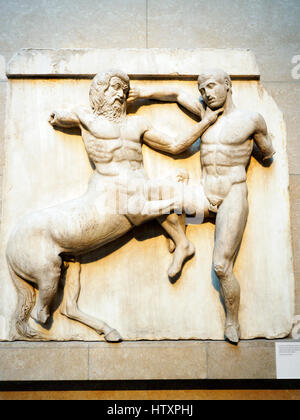 Il marmo metope dal lato sud del Partenone, che mostra la battaglia tra centauri e Lapiths presso le nozze di Peirithoos nel British Museum - Londra, Inghilterra Foto Stock