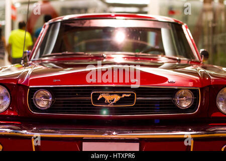 1965 Ford Mustang Fastback rosso. Vista frontale. Mostra di classico e auto d'epoca Foto Stock