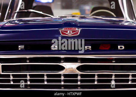 1966 Ford F100 pickup truck blu. Vista frontale. Mostra di classico e auto d'epoca. Foto Stock