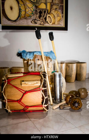 Tambora, Gaitas, Tambor Llamador, Tambor Alegre, Guache e Maracas. Folk tradizionale set di strumenti della costa atlantica della Colombia utilizzato per interp Foto Stock