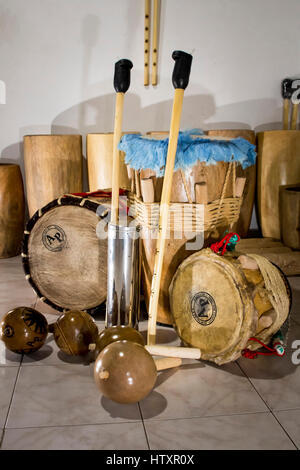 Tambora, Gaitas, Tambor Llamador, Tambor Alegre, Guache e Maracas. Folk tradizionale set di strumenti della costa atlantica della Colombia utilizzato per interp Foto Stock