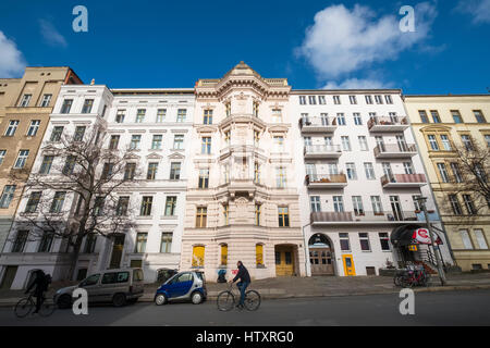 Centro storico Appartamento ristrutturato edifici gentrified nel quartiere di Prenzlauer Berg di Berlino, Germania Foto Stock